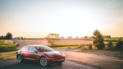 tesla i solnedgang